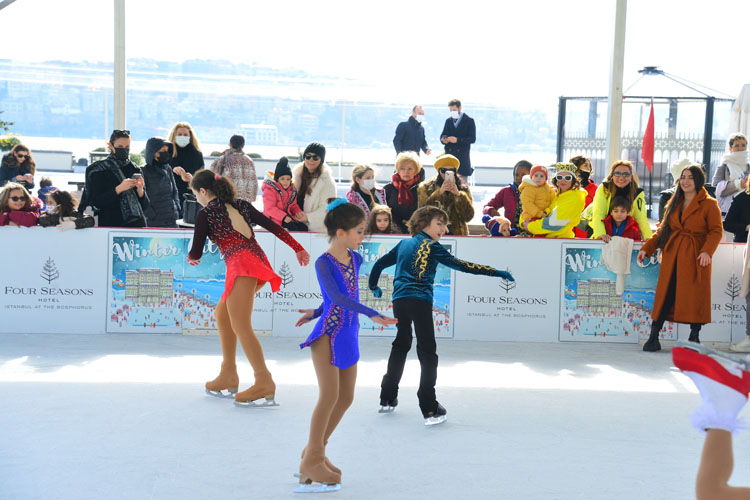 Ünlü simler Sömestr Tatilinde Çocuklaryla Four Seasons Hotel Bophorus Winter Cityde Buz Pateni le Elenceli Saatler Geçirdi